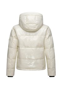 Dikke witte jas met een glanzende afwerking, capuchon en zwarte manchet. Beschikt over horizontaal gestikte secties en een minimalistisch ontwerp.