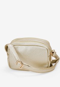 Bolso cruzado metálico dorado con superficie texturizada, dos compartimentos con cremallera y una correa ajustable. Presenta detalles en tono dorado.