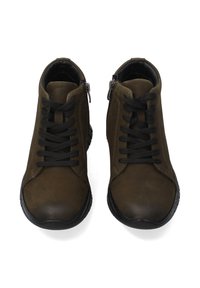 Hnědé vysoké boty ze hladké kůže s černými tkaničkami a bočními zipy. Mají kulatou špičku a texturovanou gumovou podrážku.