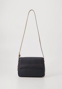 Marineblå skulderveske i skinn med glatt tekstur, rektangulært design, justerbar stropp og kontrasterende sømdetalj på klaffen.