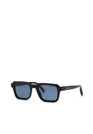 Lunettes de soleil rectangulaires noires à montures épaisses et verres teintés bleus, avec un marquage subtil sur les branches et les verres.