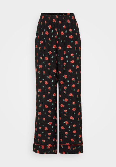 Sorte vide benbukser med et blomsterprint av røde roser og grønne blader, med en myk tekstur og røde kanter på mansjettene.