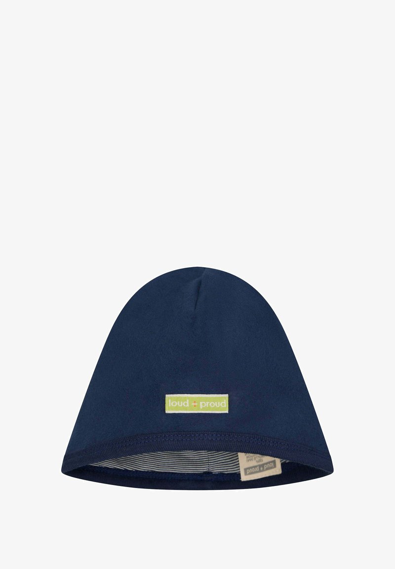 Cappello beanie blu navy realizzato in un morbido tessuto con una parte superiore arrotondata, dotato di un'etichetta verde e fodera interna a righe. Design semplice e flessibile.