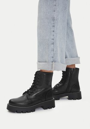 - Botki na platformie