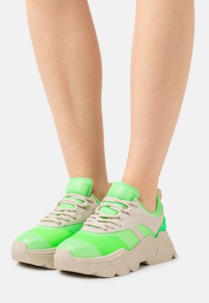 TRACK - Matalavartiset tennarit - neon green