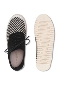 Zapatos negros y blancos con un diseño estampado, parte superior de gamuza, puntera redonda, cierre de cordones y suela de goma con textura en el dibujo. Talla 39.