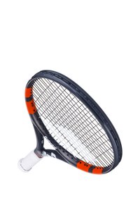 Tenniss racket met een zwart en oranje frame, voorzien van een gestructureerde handgreep en een raster van snaren. Lichtgewicht ovale kopontwerp.