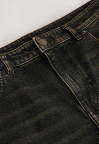 Sorte denim jeans med en falmet tekstur, der har en frontknaplukning, bæltestropper og en lige pasform.