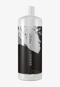 Heldere plastic fles van Sebastian Preset conditioner, 1 L. Zwarte label met wit penseelstreekontwerp, met tekstdetails in zwart.