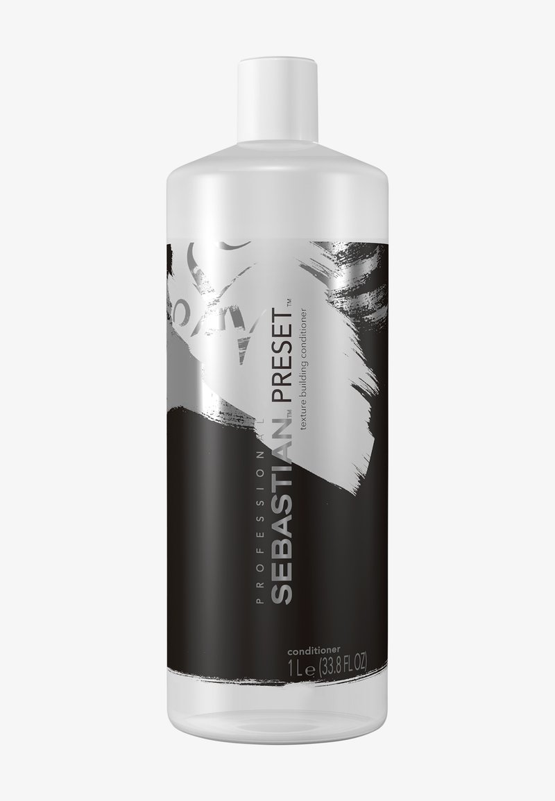 Klare Plastikflasche mit Sebastian Preset Conditioner, 1 L. Schwarzes Etikett mit weißem Pinselstrichdesign, einschließlich Textdetails in Schwarz.