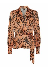 Blouse en satin orange avec des taches de léopard noires, manches bouffantes longues et ceinture à nouer à la taille. Texture lisse et design structuré.