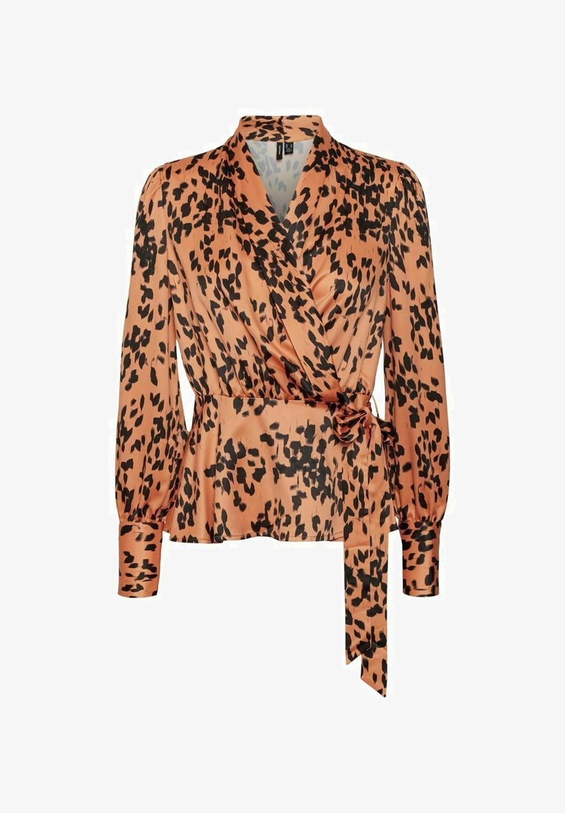 Blouse en satin orange avec des taches de léopard noires, manches bouffantes longues et ceinture à nouer à la taille. Texture lisse et design structuré.