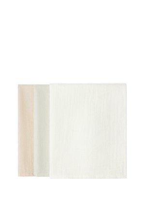Tre foldede bomuldsklude i beige, lysegrå og hvid, lagdelt side om side på en hvid baggrund.