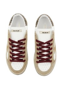 Sneakers con una toma in pelle bianca, accenti in suede beige, lacci bordeaux e dettaglio con stampa leopardata sul tallone. Design della punta perforato.
