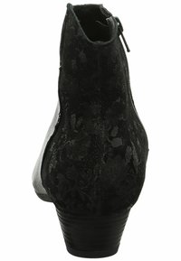 Botín negro con un diseño de encaje floral texturizado, paneles de tela gris, cierre con cremallera y un tacón bajo y apilado.