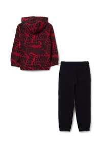 Rood hoodie met zwart "MARVEL" grafisch ontwerp; gecombineerd met zwarte trainingsbroek met een elastische tailleband en achterzak.