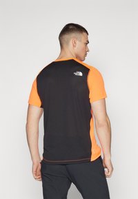 The North Face LIGHTBRIGHT TEE - Spordi T-särk - vivid flame/black