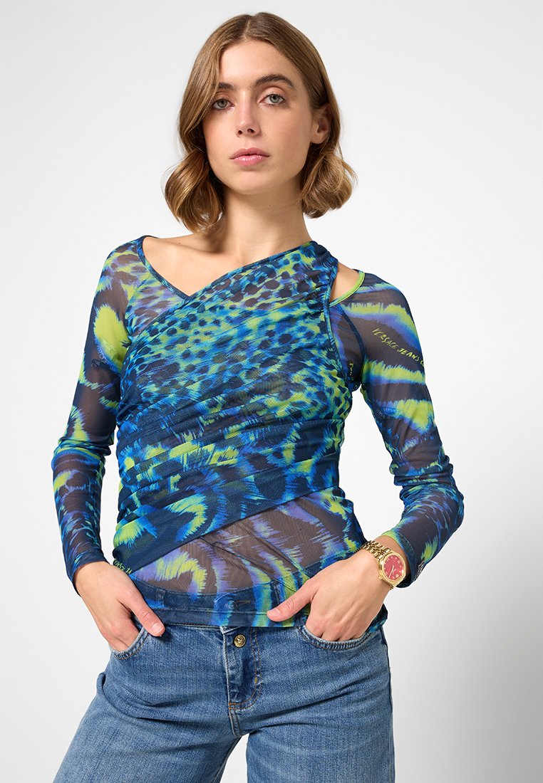 Top de manga larga con un patrón abstracto en azul y verde, que presenta un diseño de un solo hombro, textura fruncida y secciones de tela transparente.