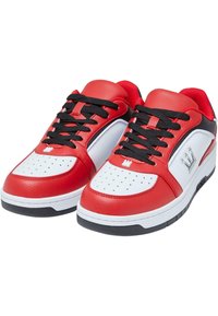 Røde og hvite sneakers laget av lær, med en perforert tå, svarte snørebånd, og en svart og hvit såle med en krone-logo.