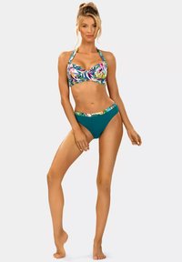 Dwuczęściowy kostium bikini z kwiecistym topem z szerokim pasem i jednolitymi, turkusowymi, wysokimi majtkami. Wykonany z lekkiego, elastycznego materiału.