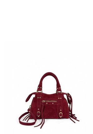 Petit sac à main en daim bordeaux avec deux anses, poche zippée à l'avant, boucles décoratives et une longue bandoulière ajustable avec des pampilles.