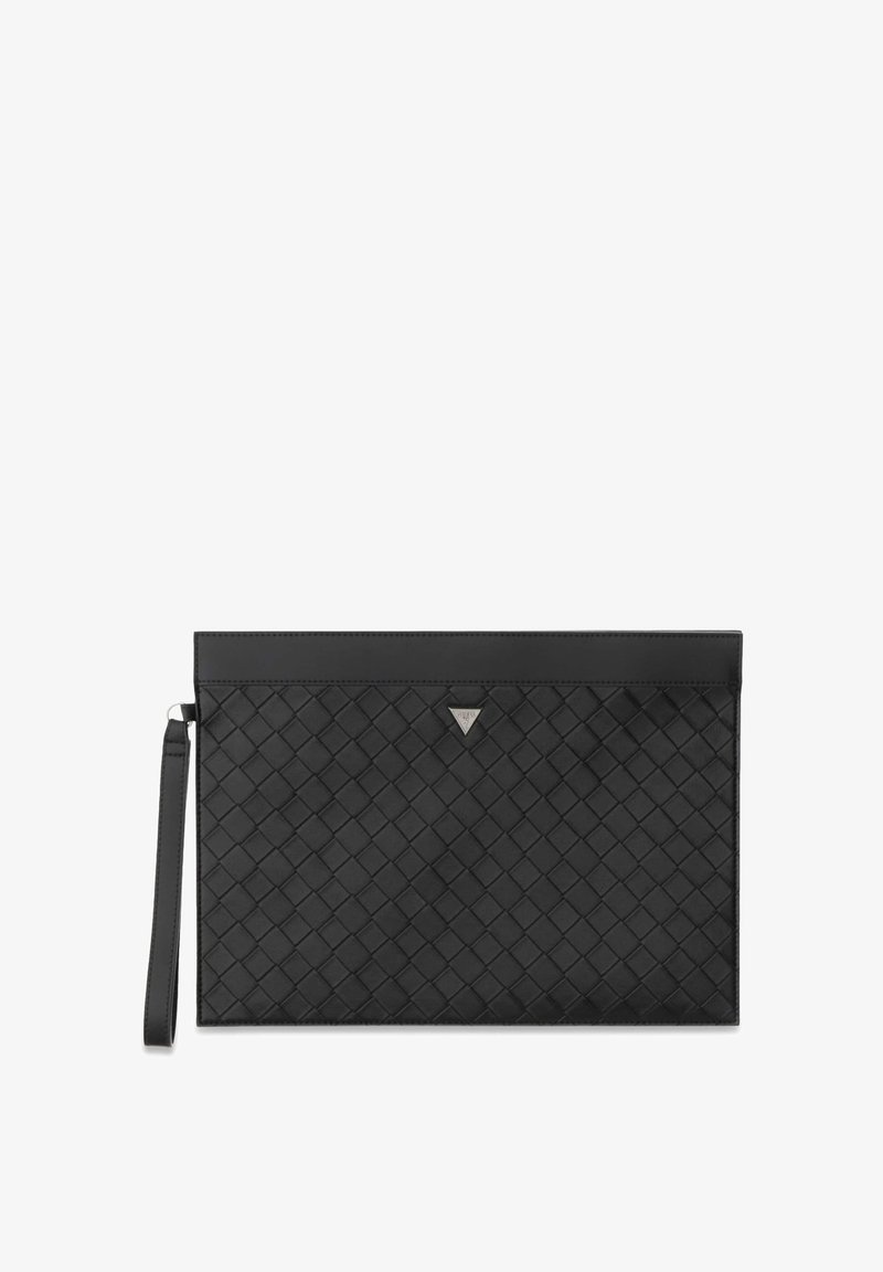 Pochette en cuir tressé noir avec dragonne et petit logo triangulaire argenté en haut au centre, exposée sur fond blanc.