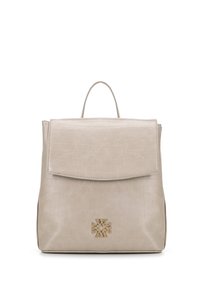 Mochila de imitación de cuero beige con textura grabada en cocodrilo, cierre de solapa superior y un acento de logo dorado en la parte inferior. Incluye un asa en la parte superior.