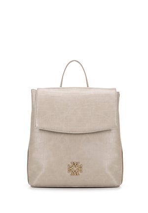 Sac à dos en simili cuir beige avec texture estampée crocodile, fermeture à rabat supérieur et accent logo doré en bas. Comprend une poignée supérieure.