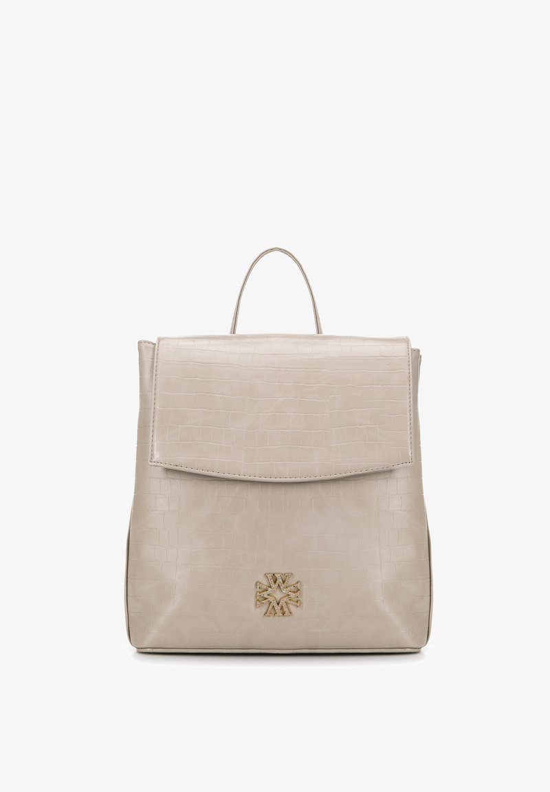 Beige faux leather reppu, jossa on krokotiilikuosiset tekstuurit, yläkansi suljettava, ja kultainen logokoriste alaosassa. Varustettu ylhäällä kantokahvalla.