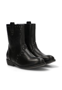 Botas de cuero negras hasta el tobillo con punta redonda, adornadas con clavos plateados a lo largo de las costuras y una pestaña corta en el talón para facilitar su uso.