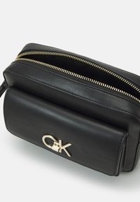 Calvin Klein RE LOCK CAMERA BAG - Borsa a tracolla - ck black