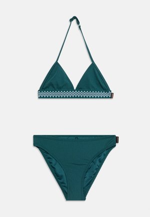 Tmavozelený rebrovaný dvojdielny bikini set s trojuholníkovým halter topom s bielym cik-cak vzorom na páse a zodpovedajúcimi nohavičkami s vysokým strihom.