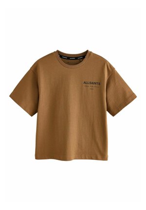 Camiseta de manga corta marrón hecha de algodón suave. Presenta un cuello redondo y un logotipo impreso en negro en el área izquierda del pecho.