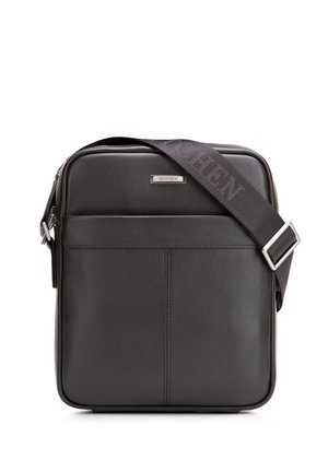 Czarna prostokątna skórzana torba na ramię z przednią kieszenią, srebrną metalową tabliczką z logo marki oraz regulowanym materiałowym paskiem z wytłoczonym logo.