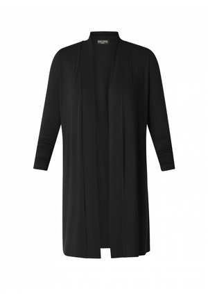 Schwarze, offentragende Strickjacke mit dreiviertel Ärmeln, aus weichem Stoff gefertigt. Sie verfügt über ein fließendes Design und eine schlichte Textur ohne Muster.