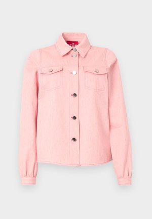 Helles rosafarbenes Denim-Jacket mit langen Ärmeln, spitzem Kragen, zwei Brusttaschen und silbernen Druckknöpfen vorne. Weiche Textur.