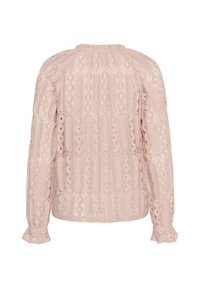 Svetlo roza bluzica z teksturirano čipko, ki ima ovalne in okrogle vzorce. Dolgi rokavi z nabranimi manšetami in zbranim ovratnikom.