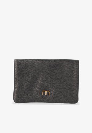Portefeuille en cuir noir avec une surface texturée et un accent de logo doré. Forme rectangulaire compacte et design simple.