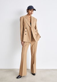 AllSaints SEVENH TROUSER - Kalhoty - camel brown