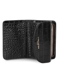 Portafoglio in pelle nera con texture effetto coccodrillo, dotato di un reparto con zip e diversi scomparti per carte, logo del brand impresso all'interno.