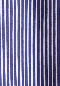 Lodrette, skiftevis marineblå og hvide striber på stof, jævnt fordelt og konsistente i bredde.