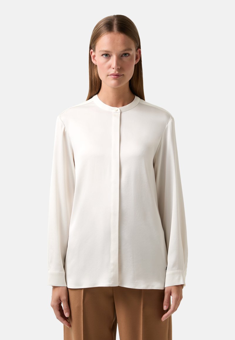Witte blouse met lange mouwen, voorzien van een ronde kraag en een enkele knoopsluiting, gemaakt van een soepele, lichte stof.