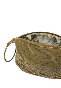 Olivgrön sammetclutch med dragkedja, prydd med guldiga pärlbryn och blommönsterbroderi. Har ett handtag för enkel bärning.