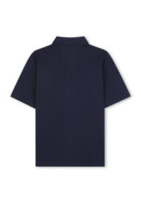 Polo-shirt à manches courtes bleu marine avec une texture douce, un col classique et une finition soignée sans embellissements ni motifs.