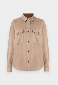 Beige suède overhemdjack met een knoopsluiting aan de voorkant, twee borstzakken met kleppen en een geklede kraag. Zachte textuur met een afgeronde zoom.