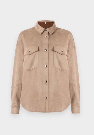 Veste en daim beige avec un devant à boutons, deux poches poitrine avec rabats et un col évasé. Texture douce avec un ourlet arrondi.