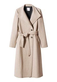 Long manteau en laine beige avec larges revers, ceinture nouée à la taille, deux boutons, poches latérales et doublure intérieure noire.