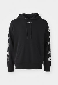 Melnā Nike kapuce ar kabatu, aukliņu uzkaptei un baltām drukātām logo un grafikiem uz piedurknēm. Mīksta auduma tekstūra.