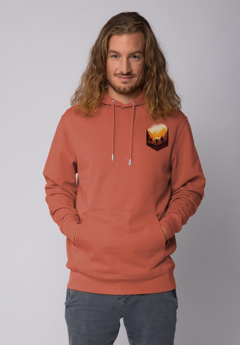 Roestkleurige hoodie met een voorkantzak, met een bergafbeelding op het borstzakgebied, trekkoorden met zilveren uiteinden en ribgebreide manchetten.