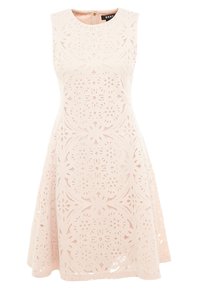 Robe rose sans manches avec un motif en dentelle complexe, jupe évasée et fermeture éclair arrière dissimulée. Fabriquée en tissu léger.